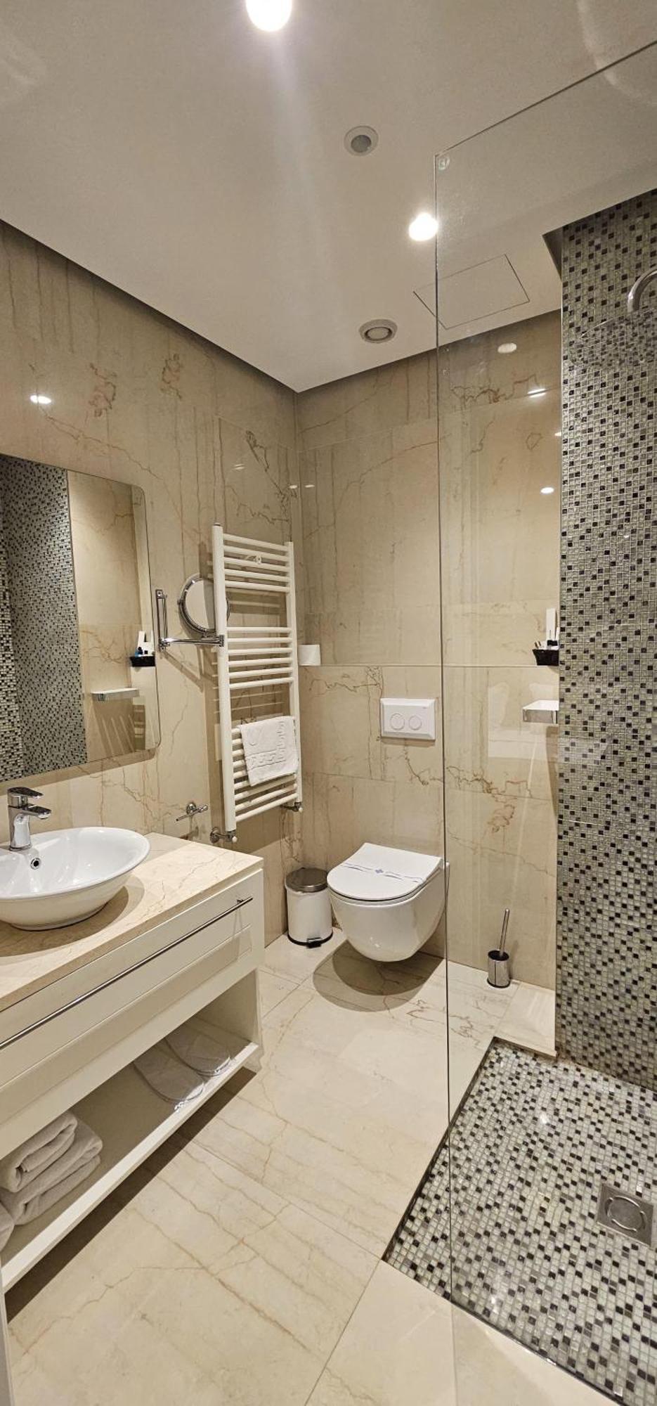 Hotel Queen Selitë e Vogël Екстериор снимка